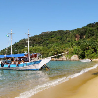 Passeio de barco por Ilha Grande